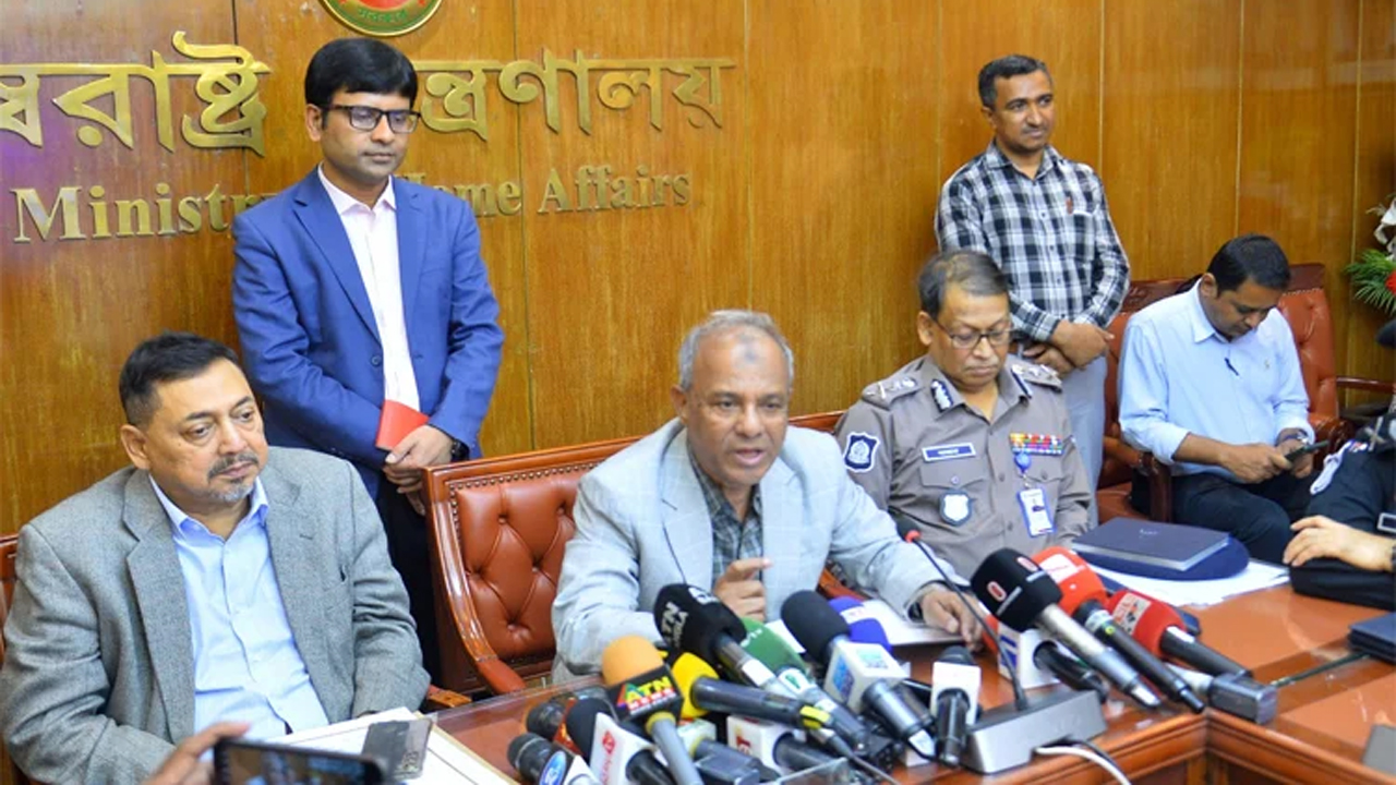 বাংলাদেশে কারও নিরাপত্তা নিয়ে শঙ্কা নেই: স্বরাষ্ট্র উপদেষ্টা