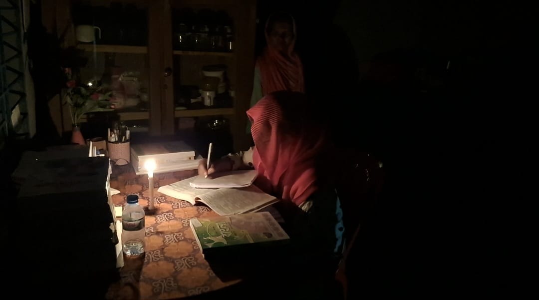 পোল আছে, সংযোগ নেই: চার বছর ধরে মোমবাতির আলোয় উম্মে হানির পড়াশোনা