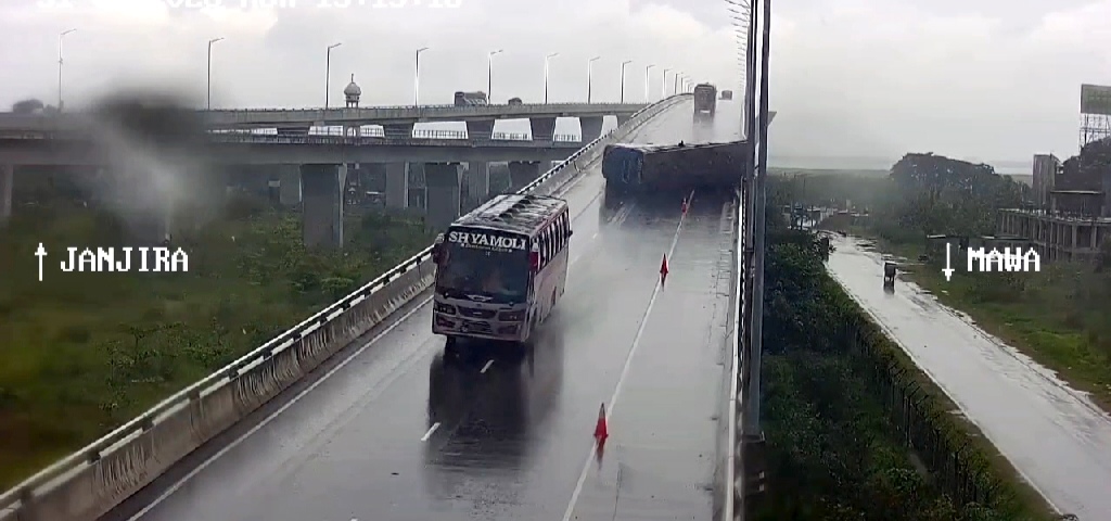 পদ্মাসেতু থেকে নামতে গিয়ে উল্টে গেলো বাস