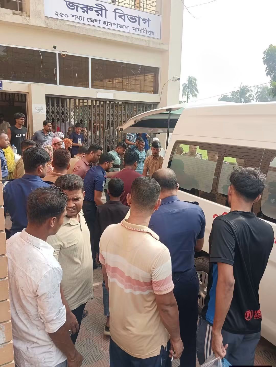 মাদারীপুরে শিশুকে বাঁচাতে গিয়ে পুলিশের পিকআপ উল্টে কনস্টেবল নিহত, আহত ১০