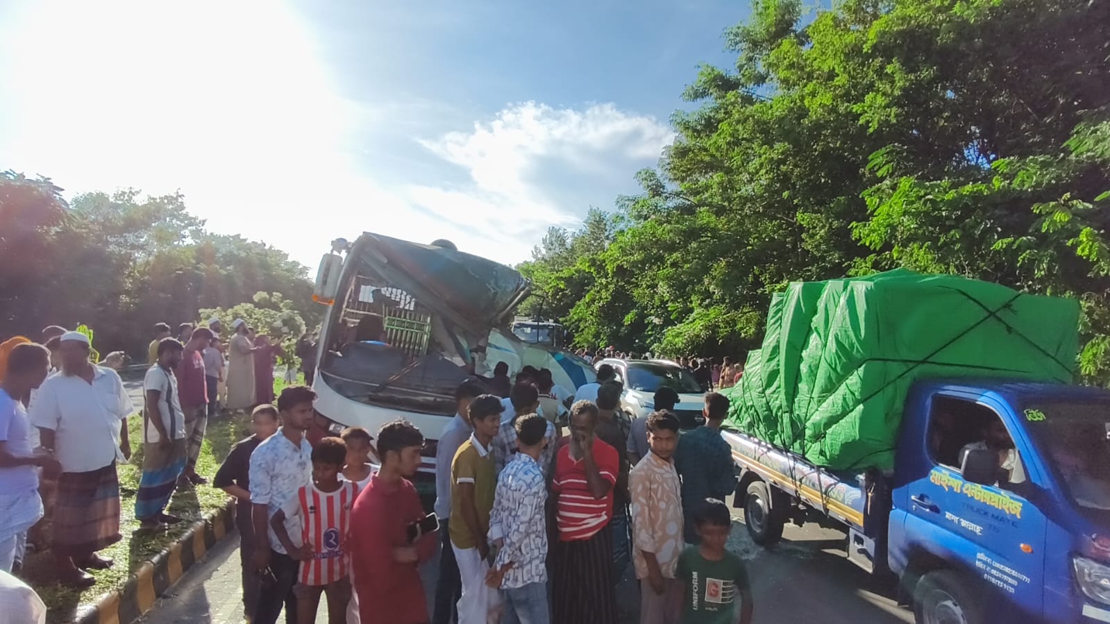 শিবচরের এক্সপ্রেসওয়েতে দুই বাসের সংঘর্ষ, নিহত ৩,বিকল বাসকে পেছন থেকে ধাক্কা, আহত অন্তত ২৫