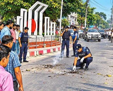 খুলনায় ১১ দলের লংমার্চ ঘিরে আতঙ্ক, গাড়িবহরের সামনে পরপর দুই ককটেল বিস্ফোরণ